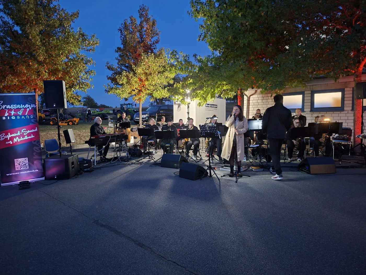 Brassanova Big Band: Abendauftritt mit Gesang
