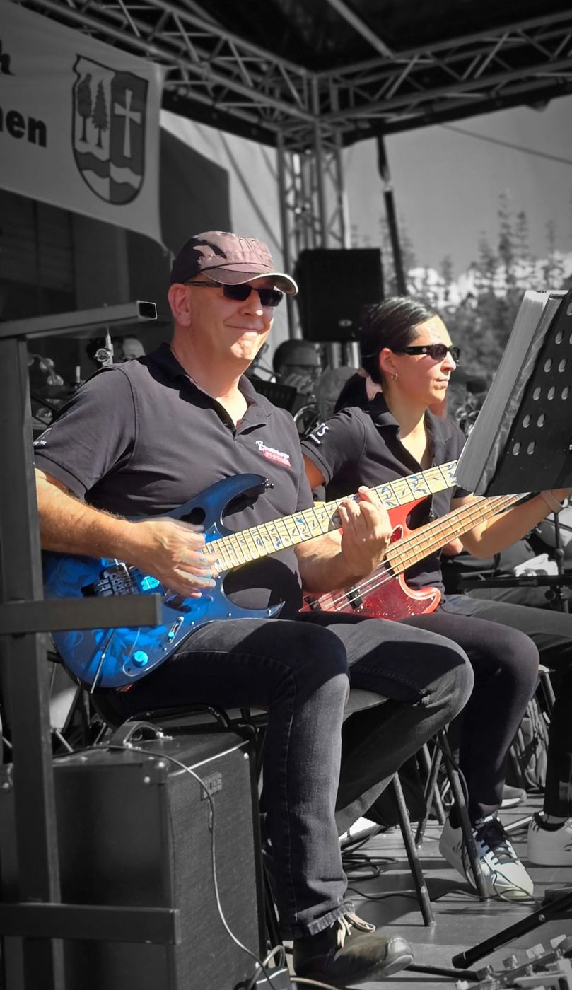 Brassanova Big Band: Gitarre und Bass